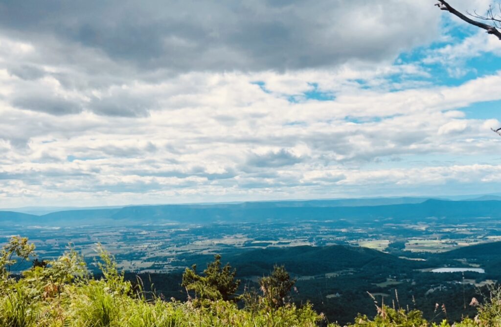 Sweeping views in Shenandoah Valley on 7 beautiful fall hikes near DC for fall foliage 